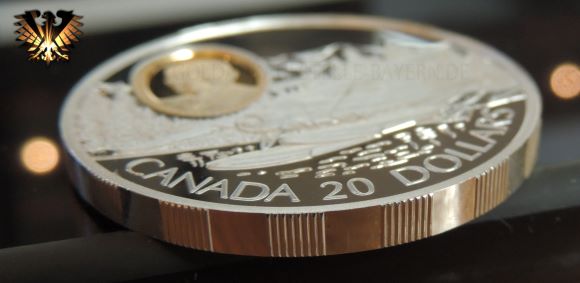 In der Seitenansicht gut zu sehen, der abwechseld geriffelt und glatte Rand der 20 $ Münze aus Canada zum Thema Luftfahrt